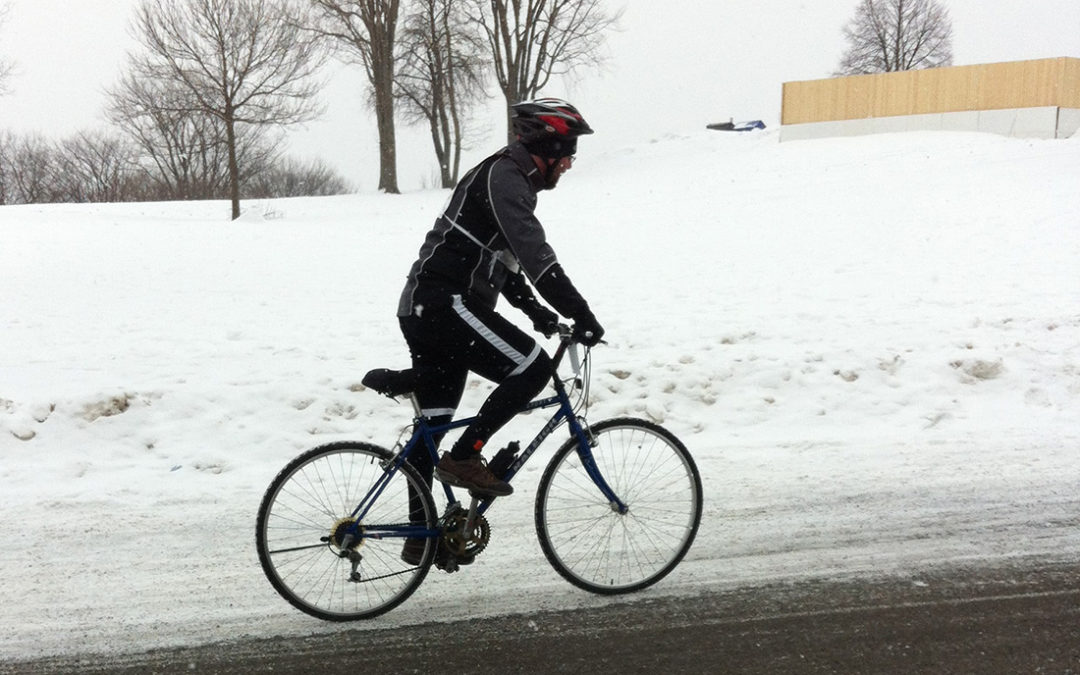 membre à vélo de l'équipe de Viridis au Pentathlon des neiges 2014