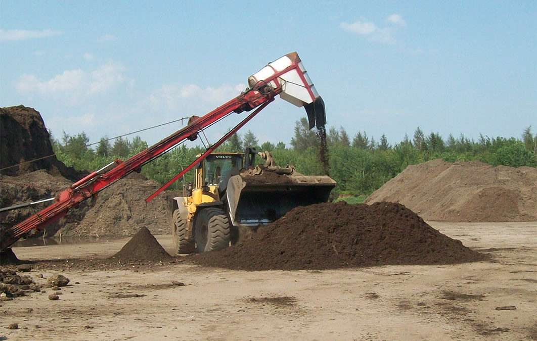 Les travaux de retrait du compost pour créer fertilisant agricole