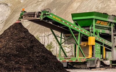 Premier tamisage sur la plateforme de compost du CRTMO à Thetford Mines